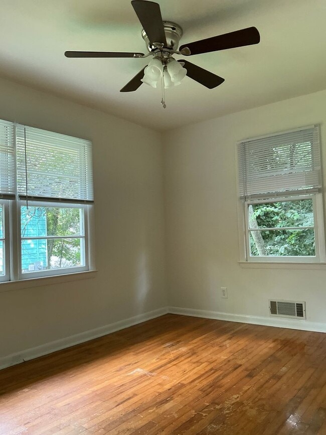 Building Photo - 3 bedroom 2 bathroom house conveniently lo...
