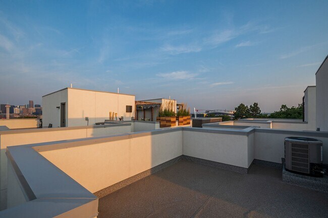 Building Photo - Newer Build 2 Bedroom, 4 Bathroom Jefferson Park Townhome