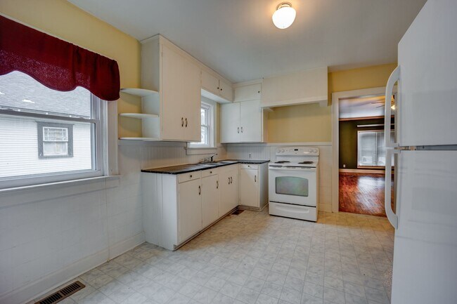 Building Photo - Freshly Updated 3 Bedroom House