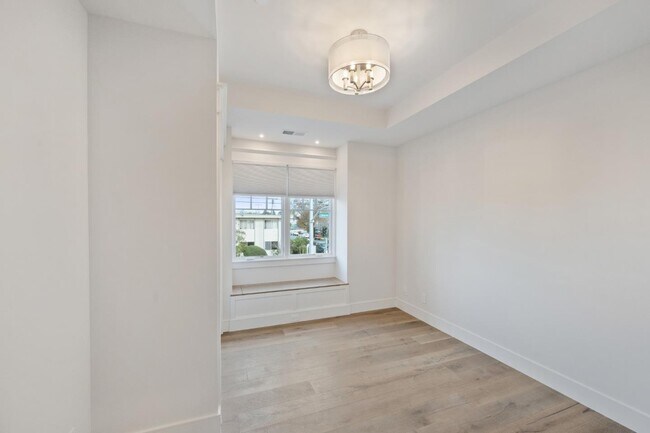 Building Photo - 261 E Bellevue Ave