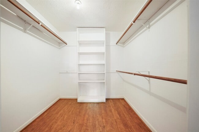 Building Photo - 523 S Rivershire Dr