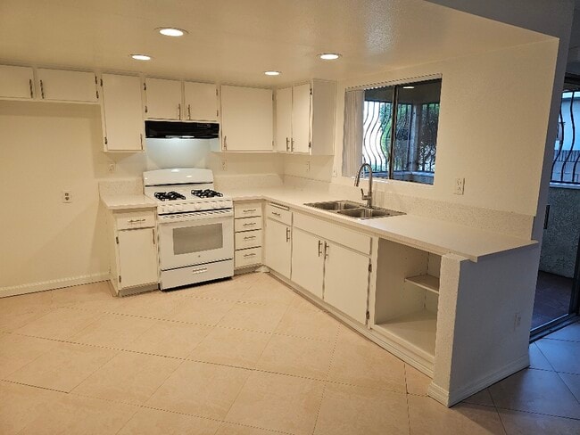 Building Photo - 9634 Park St