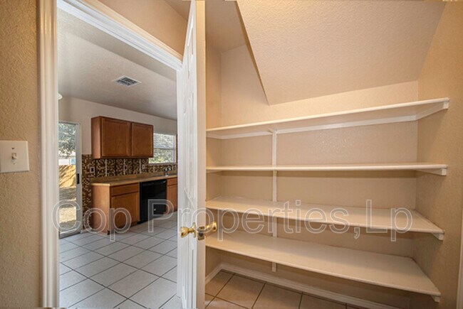 Building Photo - 518 Reba