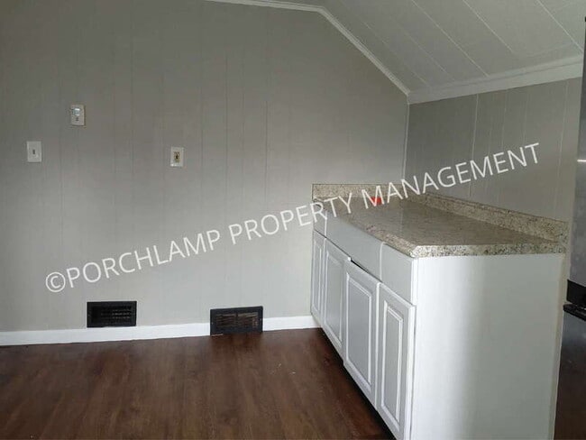 Building Photo - 319 E Forest Ave