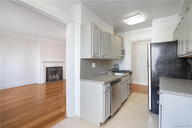 Building Photo - 250 Martine Ave