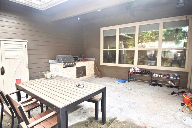 Building Photo - 2014 Briarstem Dr