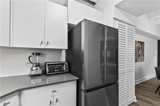 Building Photo - 3645 Peachtree Rd NE