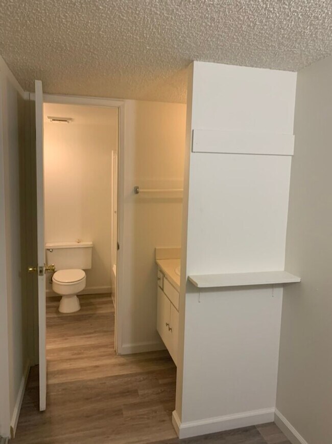 Building Photo - Centrally Located Studio Spacious Studio