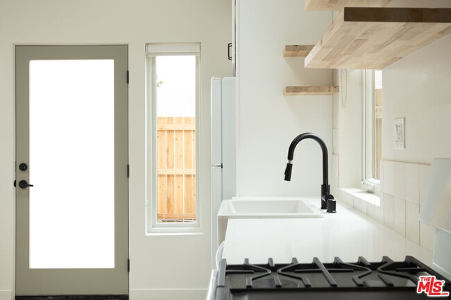 Building Photo - 4949 Sycamore Terrace