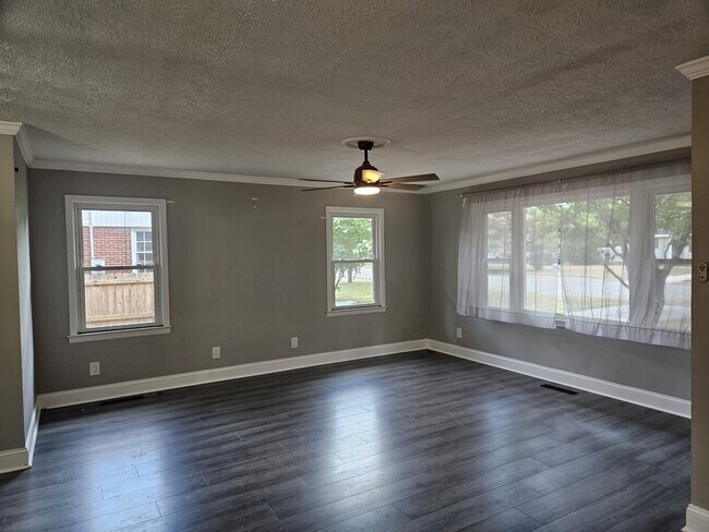 Building Photo - 1818 Cherokee Dr