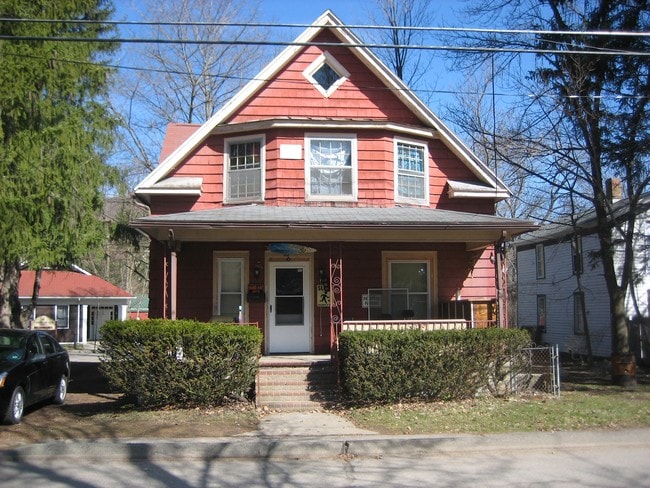 22 West University, 2 apartments - 4 Elm St
