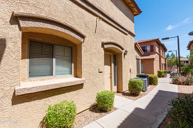 Building Photo - 805 S Sycamore