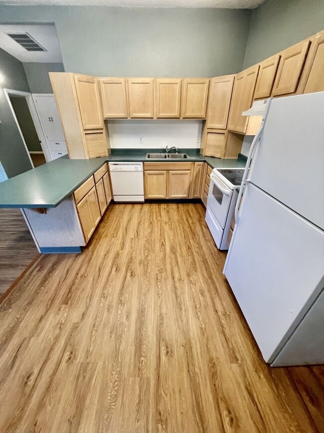 Building Photo - 3 bedroom 2 bathroom house