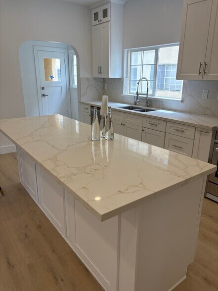 Beautiful marble white countertops. - 1062 S Shenandoah St