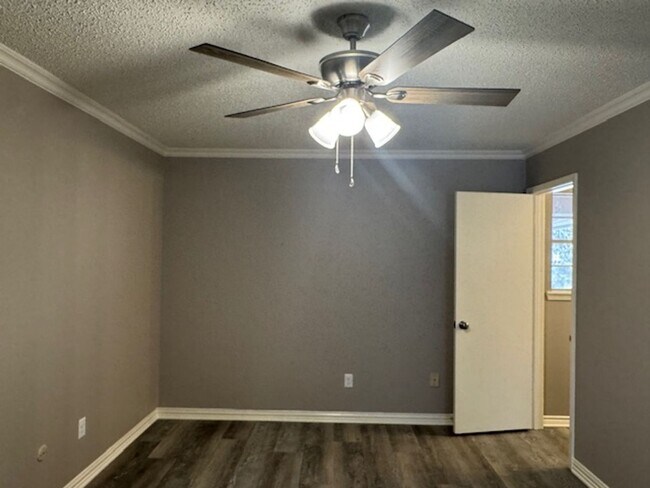 Building Photo - 2007 Seabiscuit