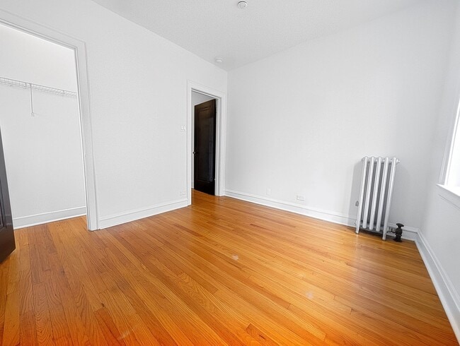 Building Photo - Bright and Sunny Updated 3-bed/1-bath near Loyola