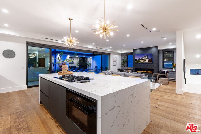 Building Photo - 6201 Lindenhurst Ave