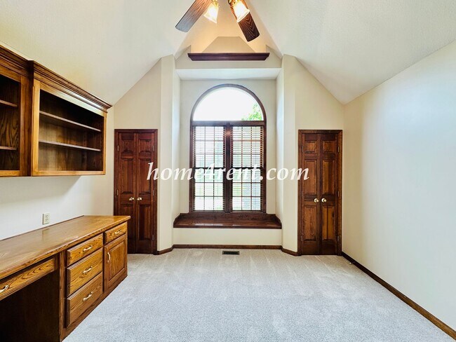 Building Photo - Exceptional 1.5 Story Home in the Prestigious Loch Lloyd Community!