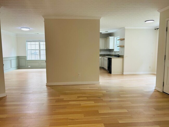 Building Photo - Beautiful 4 bedroom, 2.5 bathroom home in ...