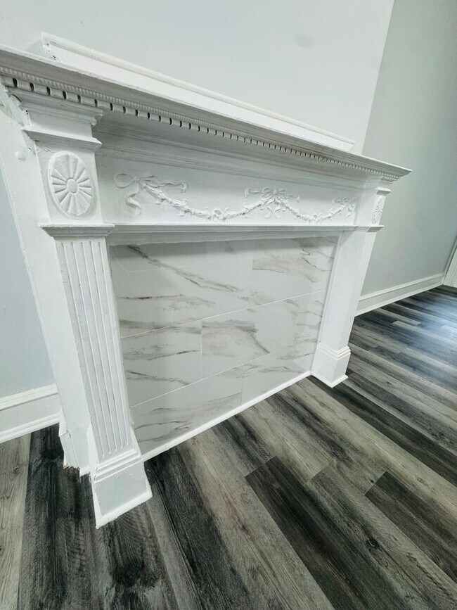 Building Photo - Large 4 bd Remodeled Section 8 Home!! Sect...