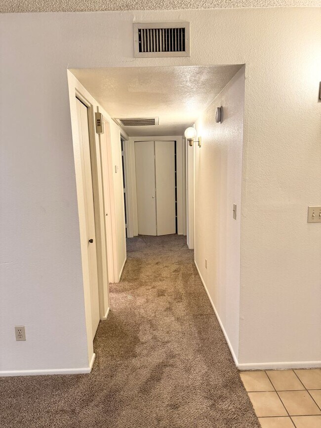 Building Photo - 3 Bedroom / 2 Bath Single Level Home In Gl...