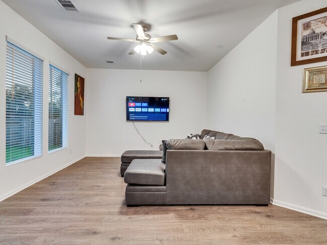 Building Photo - 407 Magnolia Ln