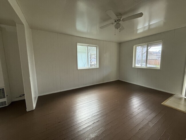 Building Photo - 328 SE Lane Ave