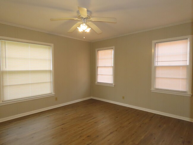 Building Photo - Cozy 2 Bedroom Home