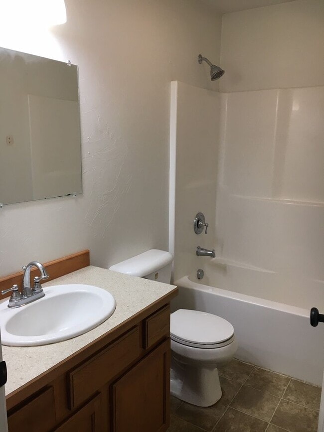 Building Photo - 4 Bedroom 2 Bathroom House - Close to MSU Campus