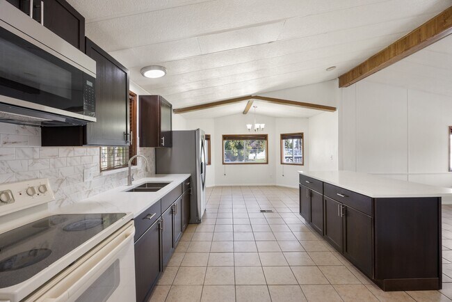 Building Photo - 614 S Andes Rd