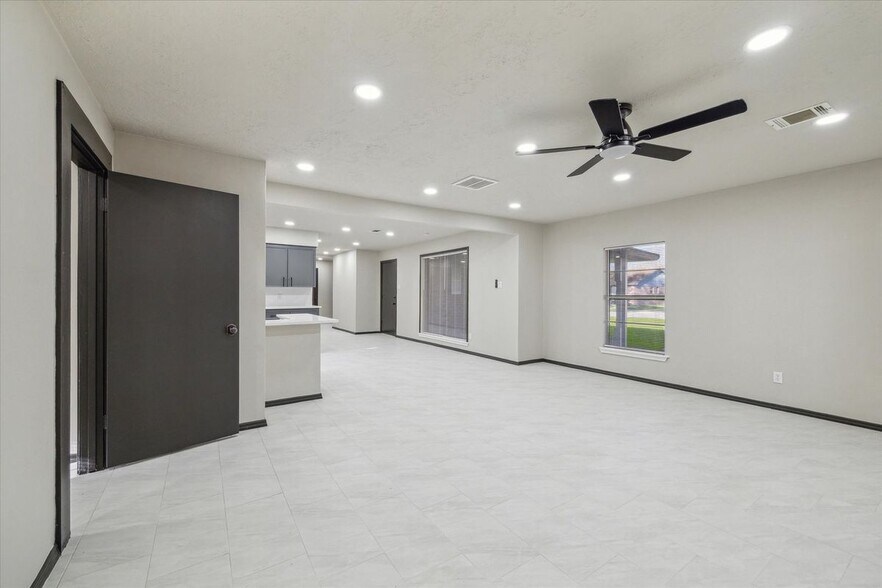 Building Photo - 412 Lyndale Dr