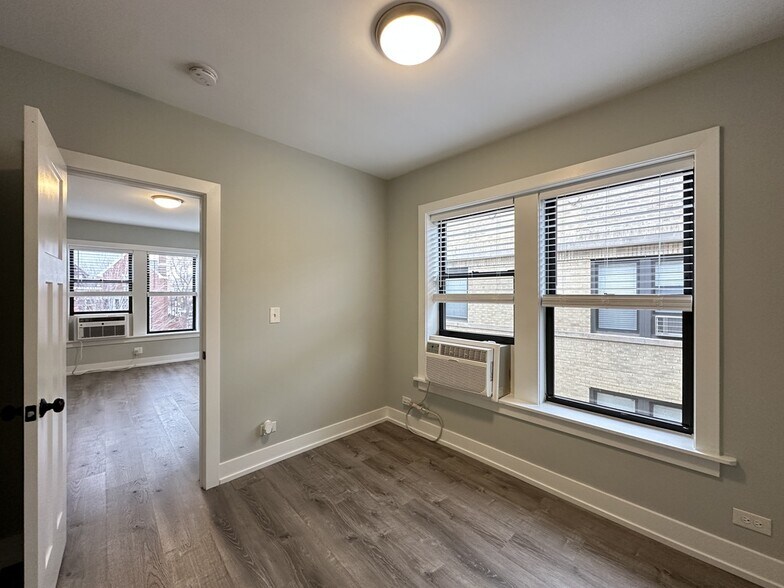 Building Photo - 712 W Brompton Ave