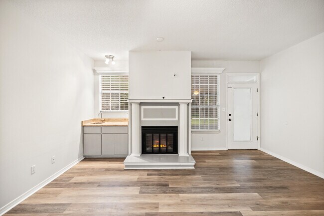 Building Photo - 1641 Parkside Cir