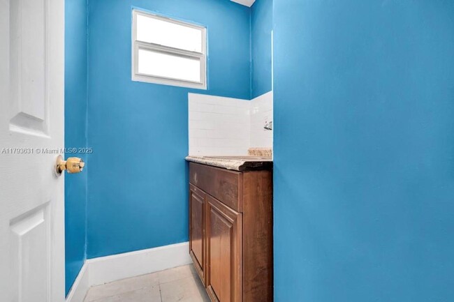 Building Photo - 613 Sharar Ave