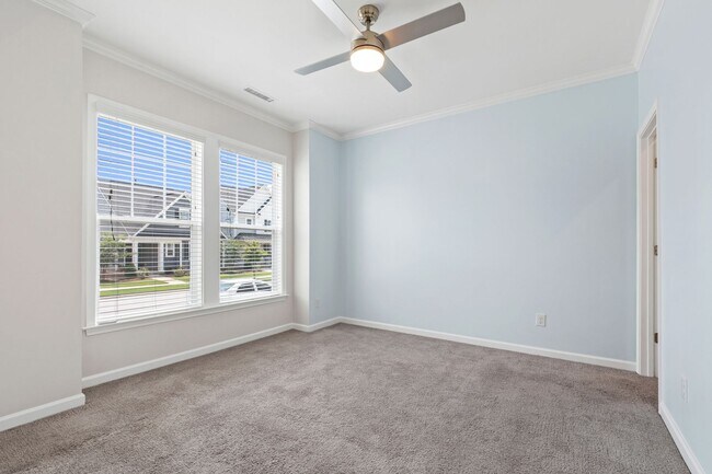 Building Photo - Stylish 4-Bedroom Townhome with Backyard O...