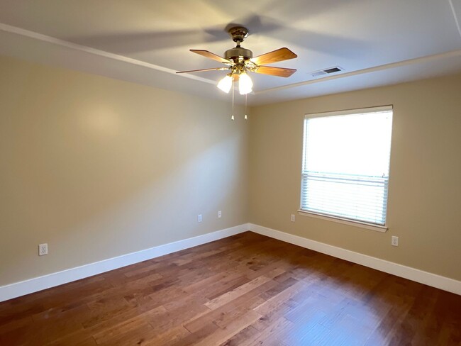 Building Photo - MOVE IN SPECIAL- 1/2 OFF FIRST MONTH'S REN...