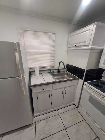 Building Photo - 2641 Leone Dr N