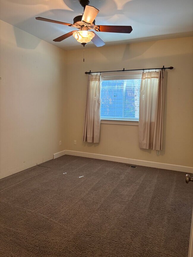 Building Photo - 3 Bed 2 Bath Single level - Fenced Yard-No...
