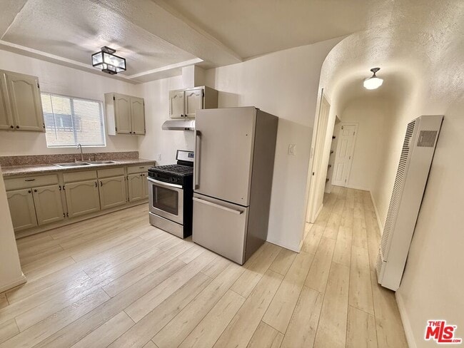 Building Photo - 3659 6th Ave