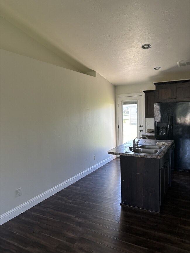 Building Photo - 4976 Remember Dr