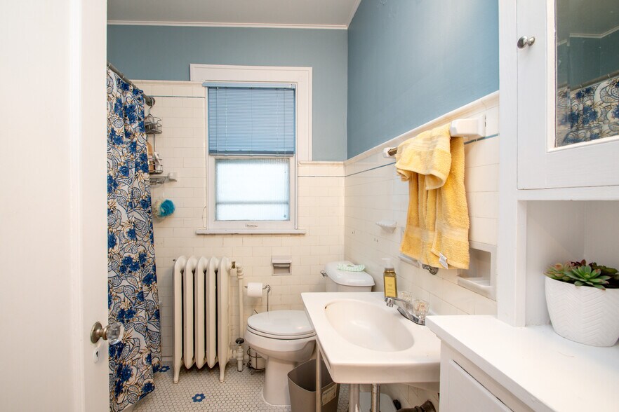 Building Photo - 1411 W Barker Ave