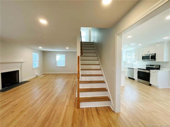 Building Photo - 458 Midland St