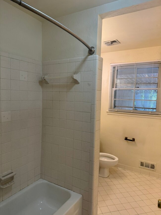 Building Photo - 9019 Meadowlawn Dr