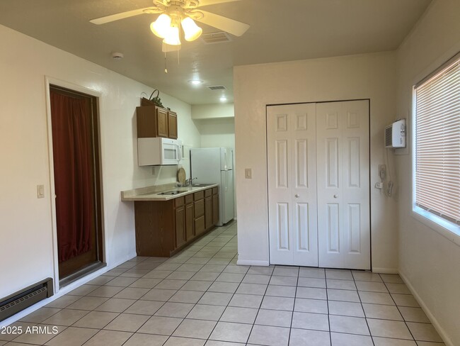 Building Photo - 3922 E Del Rio Dr