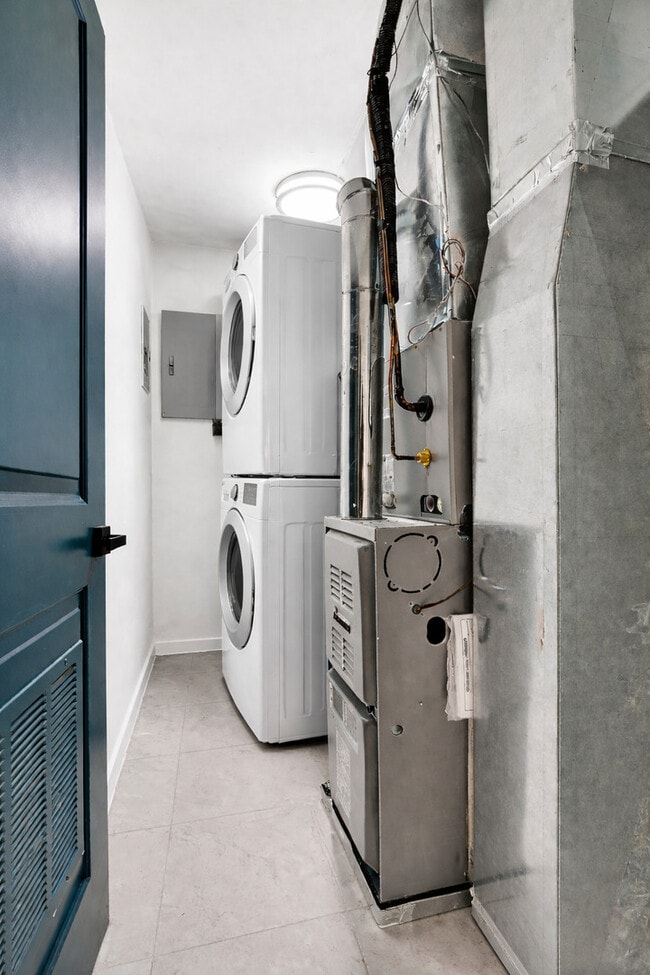 Building Photo - 2704 W 24th Pl