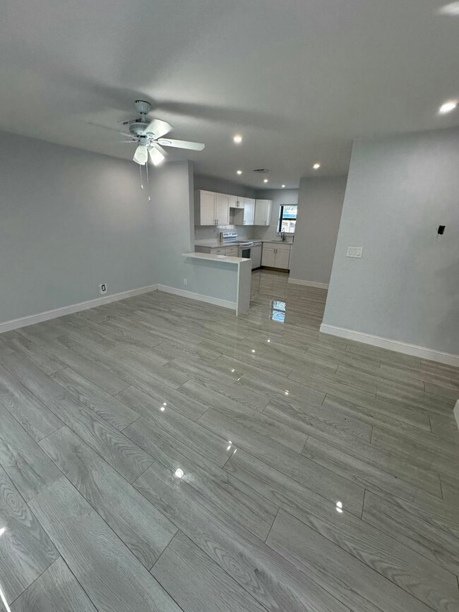 Building Photo - 122 SW 12th Ave