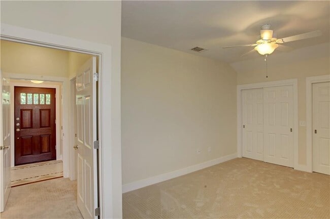 Building Photo - 905 Brentwood St