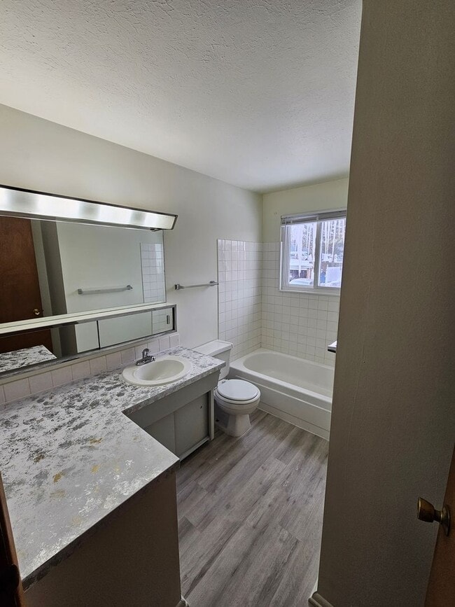 Building Photo - 3 Bedroom For Rent in Seven Hills