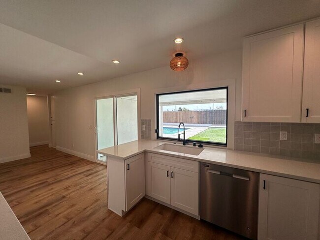 Building Photo - 731-731 Reef Dr