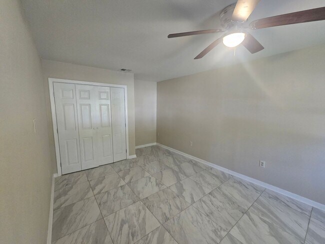 Building Photo - Single Family Home 6 Bedroom 2 Baths